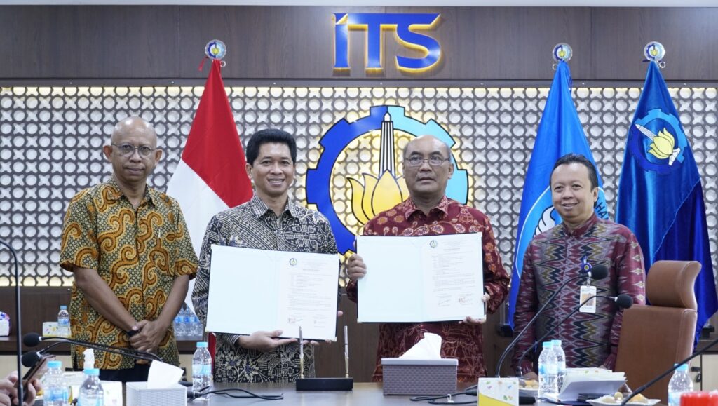 Dr Ing Ir Setyo Nugroho, Bambang Pramujati ST MScEng PhD, Dr Ir Soerjanto Tjahjono, dan Agam Bayu Suryanto saat prosesi Serah Terima Hasil Inovasi iStow kepada KNKT di ITS