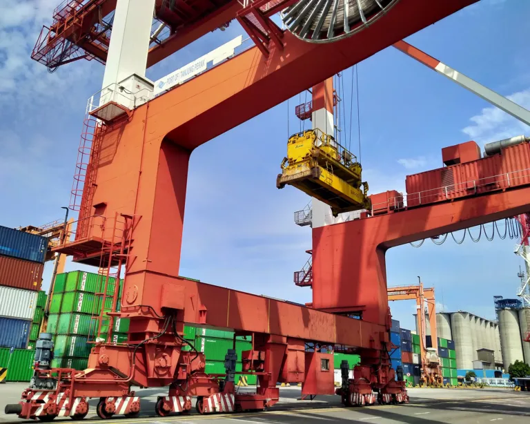 Proses bongkar muat pada pelabuhan